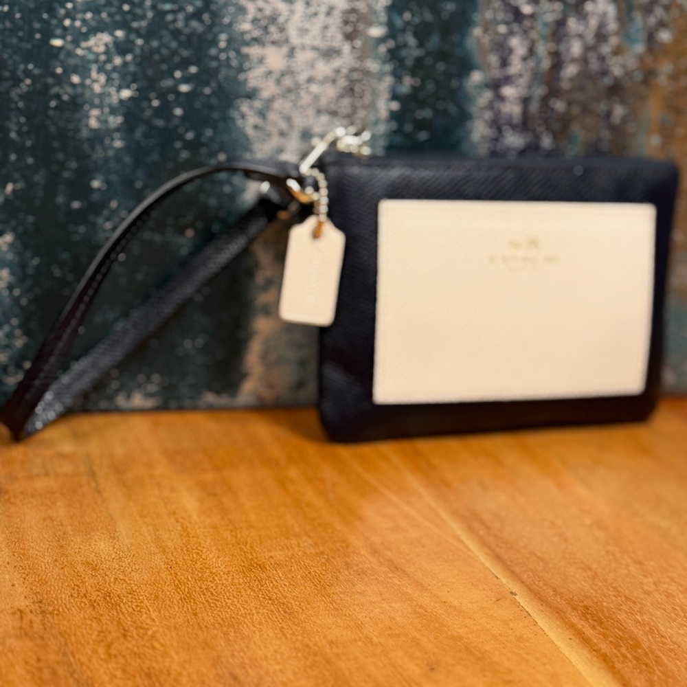 Coach Classic “Old Money” aesthetic Crossgrain Leather Navy/Cream Wristlet (EUC) - Picture 6 of 17